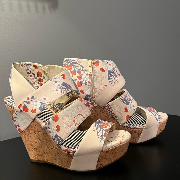 Gianni Bini floral wedge sandals - Picture 1 of 9